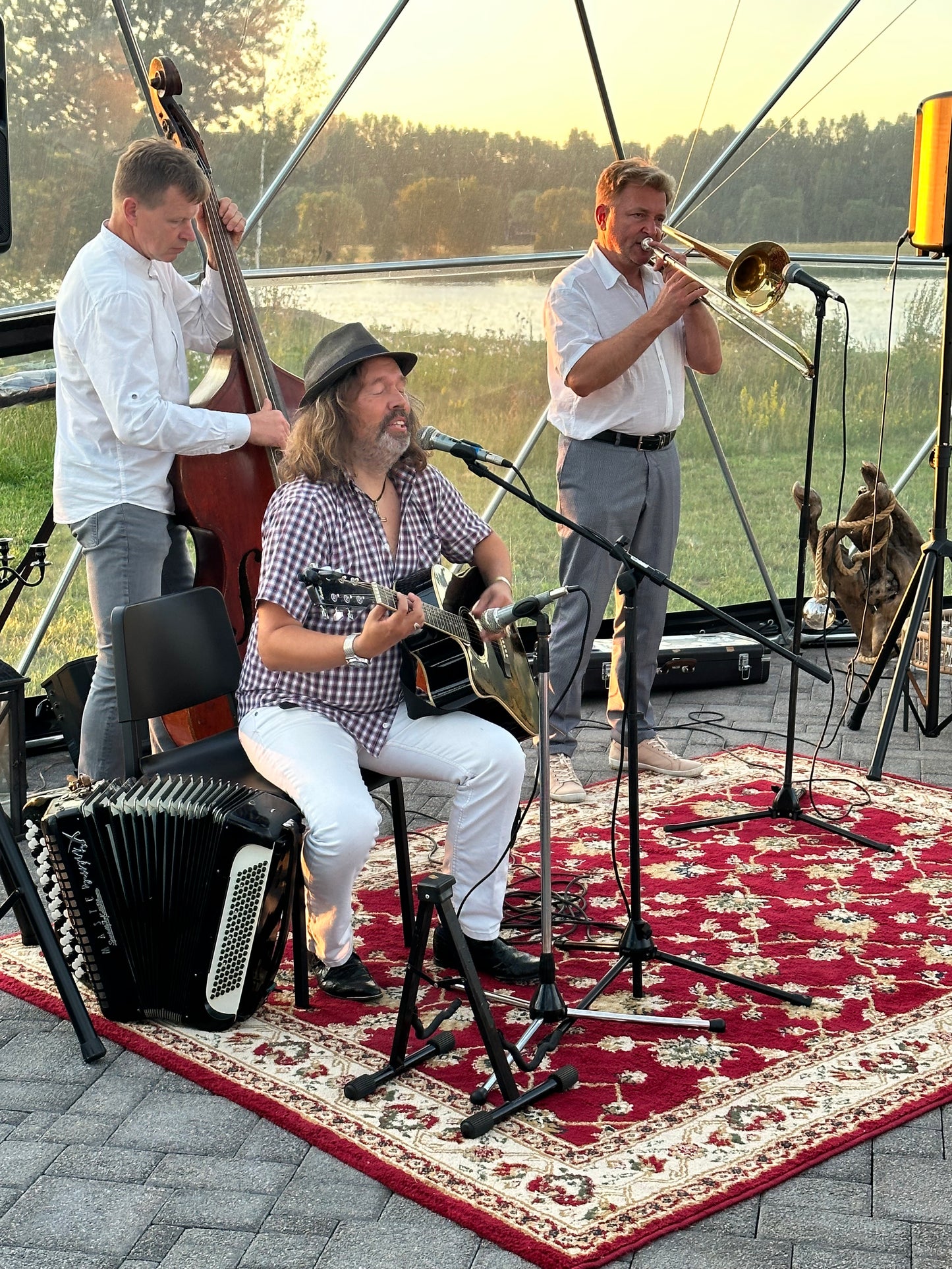 29.jūnijs 21:00 Ballīte "Vasaras nakts odziņa" džeza trio "Le Petit Paris"