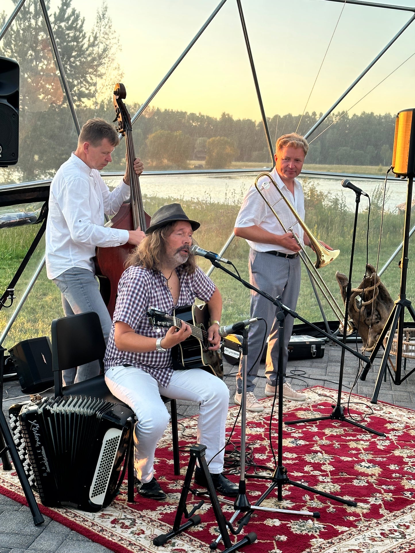 29.jūnijs 21:00 Ballīte "Vasaras nakts odziņa" džeza trio "Le Petit Paris"