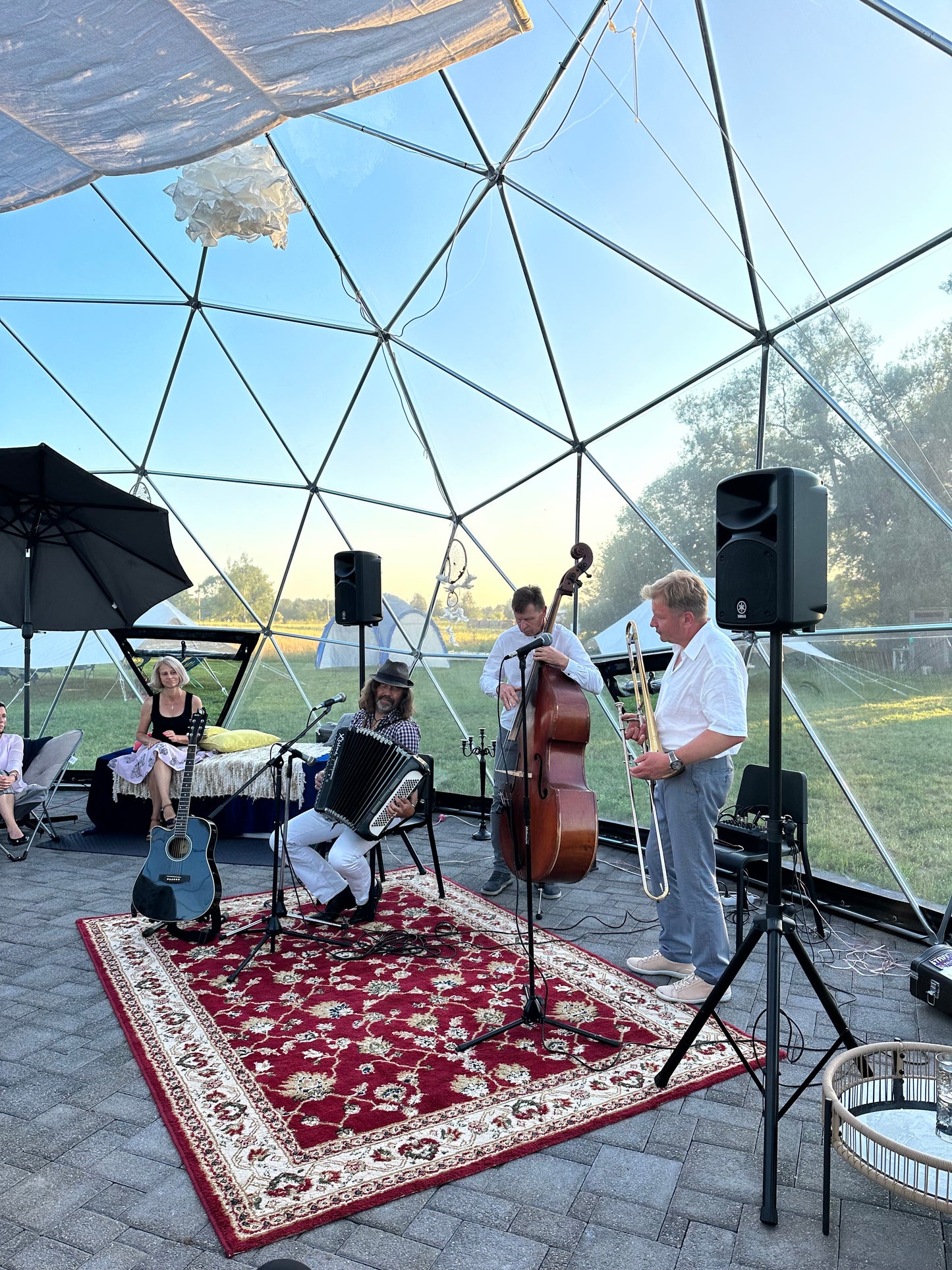 29.jūnijs 21:00 Ballīte "Vasaras nakts odziņa" džeza trio "Le Petit Paris"