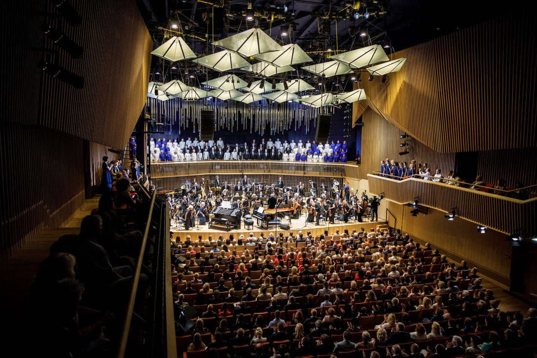 33 miljoni un tūkstošreiz mazāk: divas koncertu pasaules, kas dzīvo līdzās